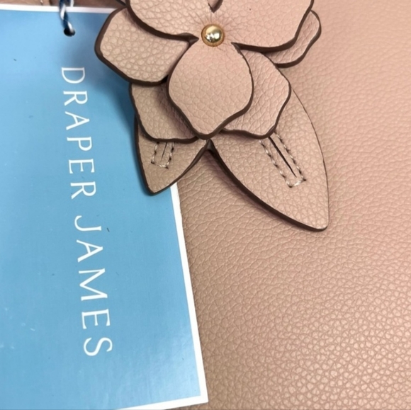 Draper James ELLE TOTE  w/Flower Key Fob - Beige Pebble - Picture 2 of 5